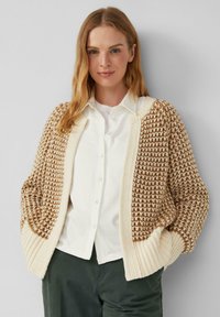 Strickjacke mit braun- und cremefarbener Farbblockierung, mit einem strukturierten Muster, gerippten Bündchen und offener Vorderseite.