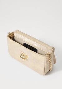Clutch in pelle metallica oro con tracolla a catena, caratterizzata da una superficie texturizzata, forma rettangolare e chiusura in metallo dorato.