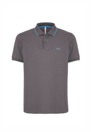 Polo grigio con colletto, dettagli turchesi su colletto e maniche, con un piccolo logo sul petto. Tessuto uniforme.