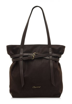 Bolso tote marrón hecho de material suave, con doble asa, detalle de cinturón anudado y acento de logo dorado en la parte frontal.