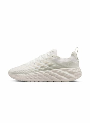 Witte atletische sneaker met gestructureerd mesh bovenwerk, gevoerde zool, vetersluiting en treklus bij de hiel, zijaanzicht op een witte achtergrond.