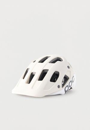 Witte mountainbikehelm met meerdere luchtopeningen en zwarte binnenvoering op een effen lichte achtergrond.