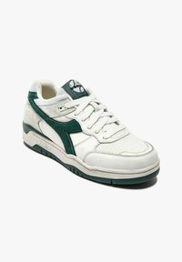 Sneaker bianco con accenti in suede verde e pannelli in rete. Caratterizzato da punta arrotondata, chiusura con lacci e suola testurizzata. Marchio sulla linguetta.