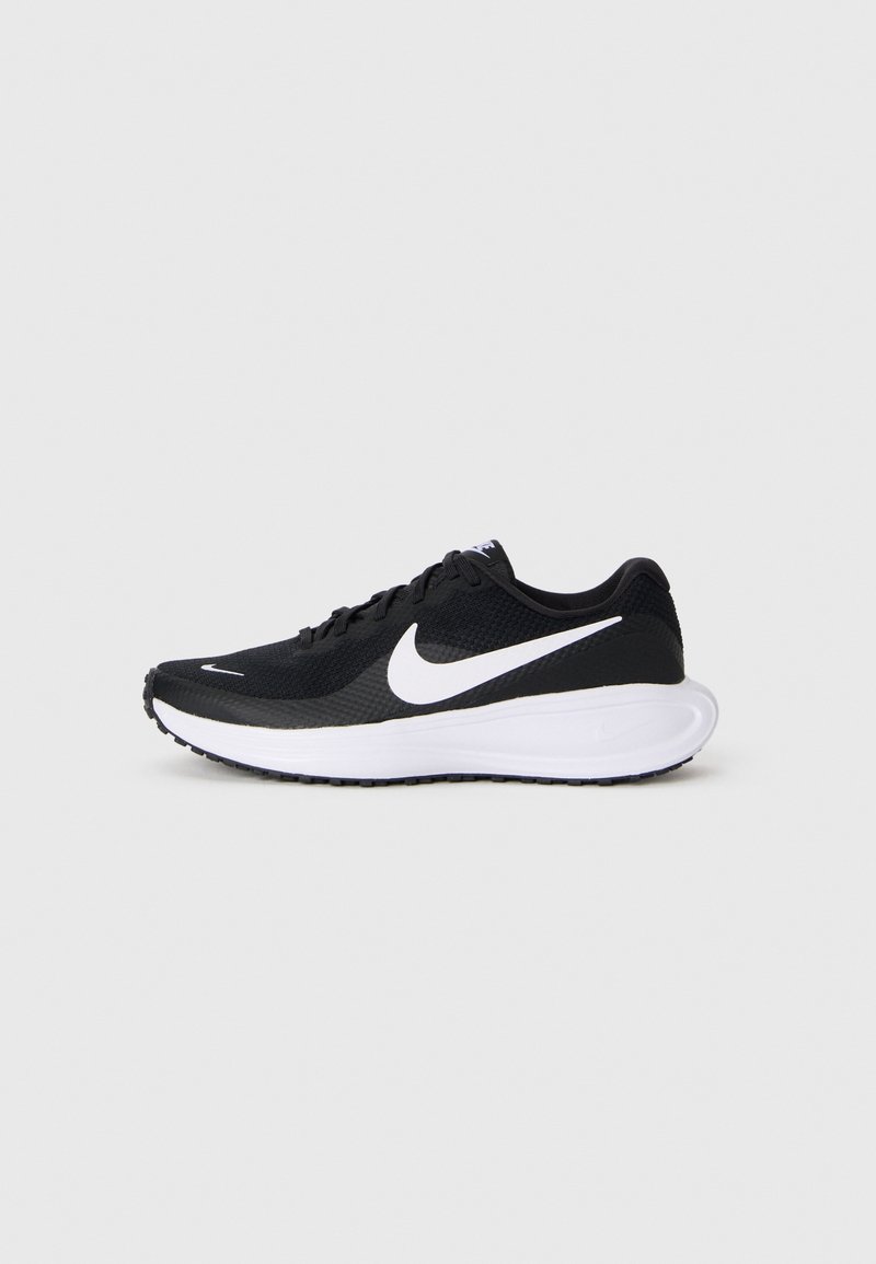 Chaussure de course noire avec logo swoosh blanc et semelle blanche épaisse, vue de profil sur un fond gris clair uni.