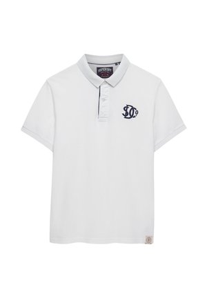 Wit poloshirt met korte mouwen, kraag, knopenlijst met twee knopen, marineblauw logo op de borst en een klein label nabij de zoom.