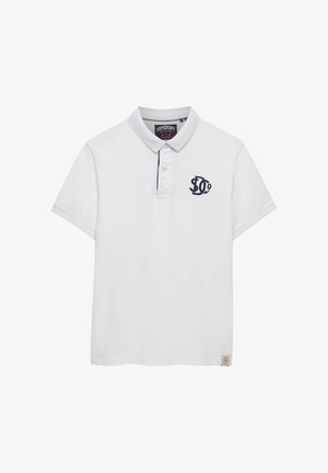 Wit poloshirt met korte mouwen, kraag, knopenlijst met twee knopen, marineblauw logo op de borst en een klein label nabij de zoom.
