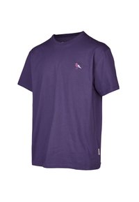 Lila Baumwoll-T-Shirt mit Rundhalsausschnitt und kurzen Ärmeln. Es hat ein kleines grafisches Motiv eines Vogels in Pink auf der linken Brustseite.