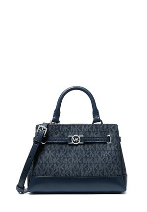 Tmavomodrá kabelka Michael Kors z textúrovanej látky, kožený lem, horné rukoväte, nastaviteľný ramenný popruh a strieborná spona s logom MK.