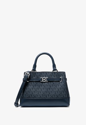 Marineblauwe Michael Kors handtas met gestructureerde stof, leren afwerking, bovenhandvatten, verstelbare schouderband en zilveren MK-logo sluiting.