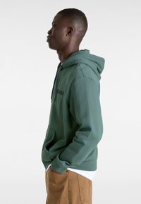 Vans ESSENTIAL - Felpa con zip - dark forest