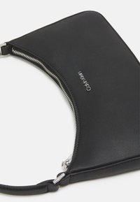 Calvin Klein MUST SMALL SHOULDER BAG - Torebka