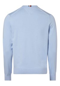 Jasnoniebieski sweter z długimi rękawami, żeberkowym wykończeniem u dołu i na mankietach, z paskowanym akcentem na tylnej części kołnierza. Miękki materiał dzianinowy.