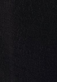 Schwarzer Textilstoff mit einer subtilen Linienstruktur, glatter Oberfläche und leichtem Glanz, geeignet für Polsterungen oder Bekleidungsherstellung.