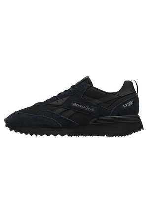 Czarny sneaker Reebok LX2200 z zamszową i siateczkową cholewką, teksturowaną podeszwą i pętelką na pięcie, widoczny z boku.