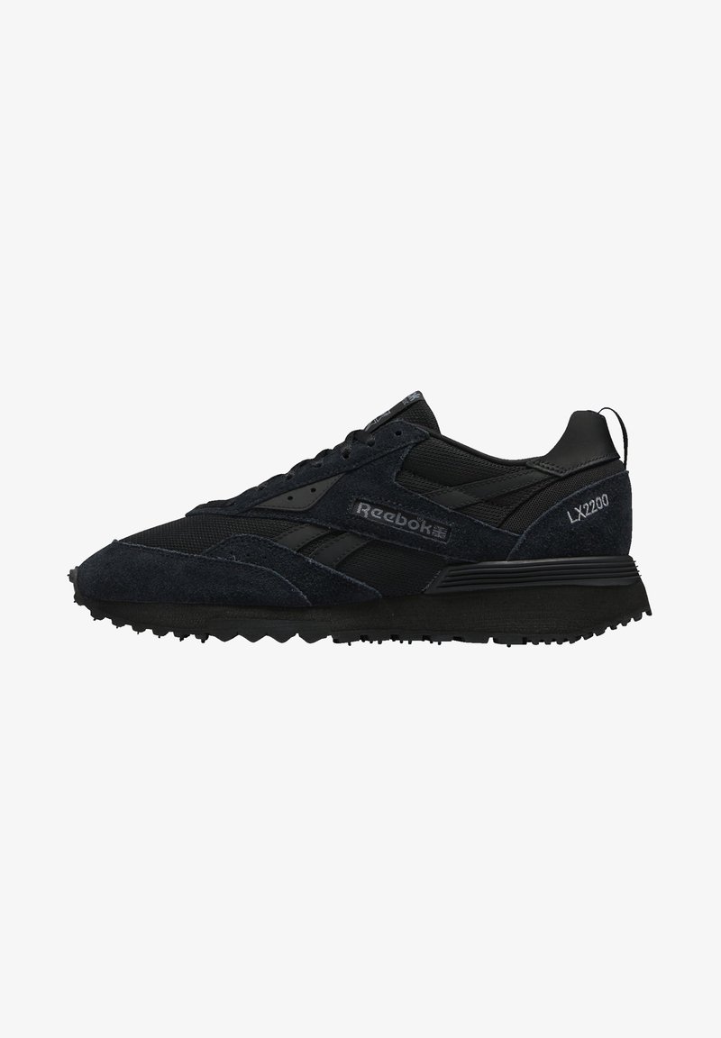 Baskets noires Reebok LX2200 avec dessus en suède et mesh, semelle texturée et languette au talon, vues de côté.