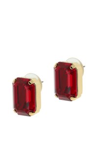 Rode rechthoekige oorbellen met grote facettenstenen, gezet in goudkleurig metaal met vierpootsinstellingen. Inclusief heldere achterkanten.