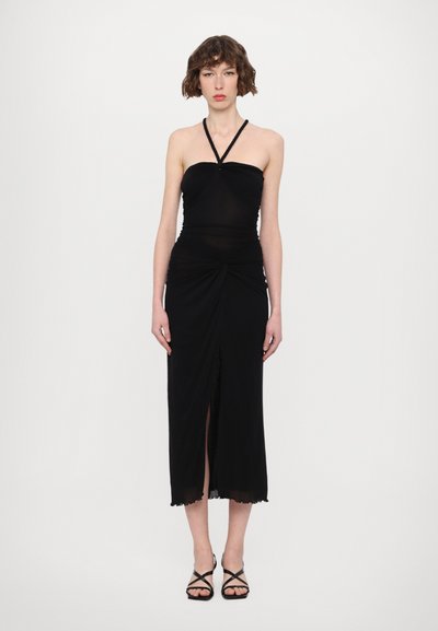 Rochie neagră cu gât halter, design plisat și fanta pe lateral, confecționată dintr-un material elastic. Accentuata cu un detaliu subtil strălucitor la decolteu.