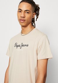 Pepe Jeans EGGO - Nyomott mintás póló - malt