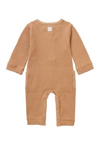Combinaison en tricot gaufré marron avec des manches longues, un col rond, des poches latérales et des fermetures à boutons-pression en bas pour un habillage facile.