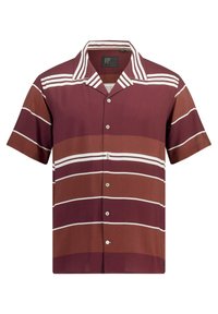 Camisa de manga corta en tonos de marrón y burdeos con rayas horizontales blancas, cierre de botones y cuello con muesca. Textura suave y lisa.