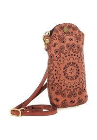 Borsa a tracolla in pelle marrone con intricati motivi a paisley e floreali in rilievo, accessori in metallo dorato e tracolla regolabile arrotolata accanto.
