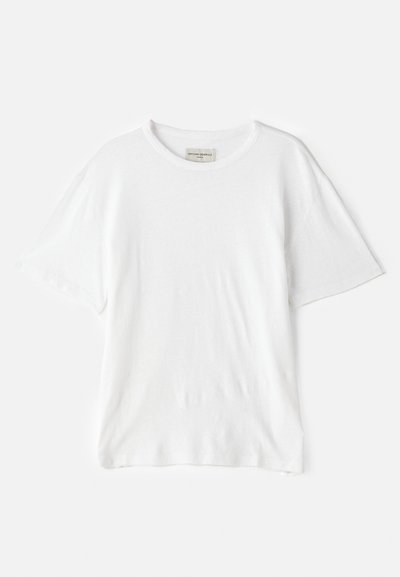 Weißes Baumwoll-T-Shirt mit Rundhalsausschnitt, kurzen Ärmeln und lässiger Passform. Verfügt über eine strukturierte Oberfläche. Etikett im Nacken sichtbar.