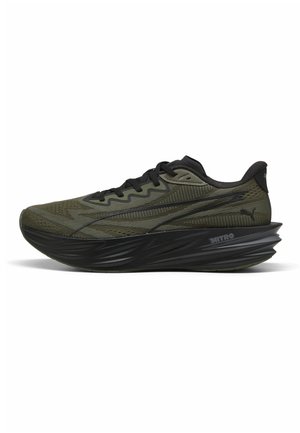 Chaussure de course vert foncé et noir avec une semelle épaisse et sculptée, des lacets noirs, dotée d'une tige en mesh respirant et du logo Puma sur le côté.