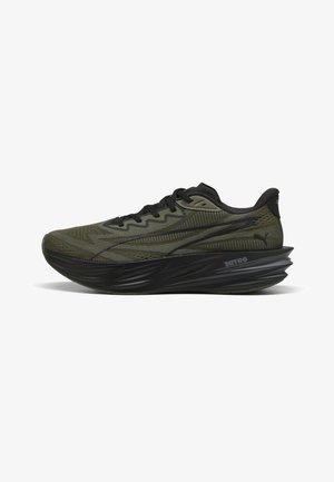 Chaussure de course vert foncé et noir avec une semelle épaisse et sculptée, des lacets noirs, dotée d'une tige en mesh respirant et du logo Puma sur le côté.
