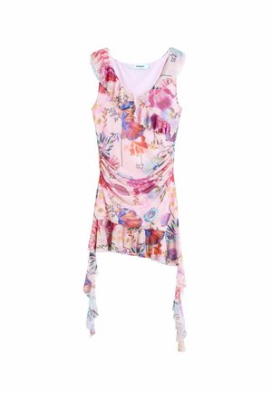 Różowa sukienka bez rękawów w kwiatowy wzór, z falbanowanym dekoltem, asymetrycznym dołem i zwisającymi z boków marszczonymi wstążkami.