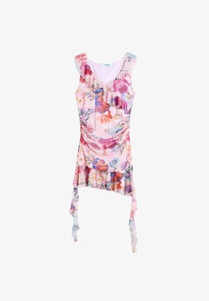 Mouwloze roze bloemenjurk met geruwde halslijn, asymmetrische zoom en gedrapeerde stoffen strikken die aan de zijkanten hangen.