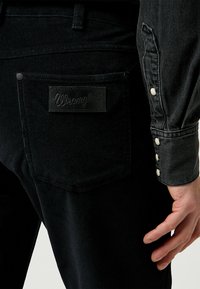 Wrangler GREENSBORO - Vaqueros rectos - anthracite