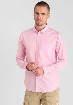 Camisa de rayas en rosa claro con mangas largas, frente abotonado y un bolsillo en el pecho. Material de algodón con una textura suave.