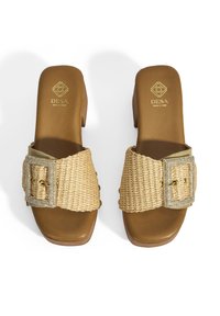 Sandalen met blokhak en bandjes, voorzien van een geweven beige bovenkant, met een versierde gesp en een soepele bruine binnenzool.