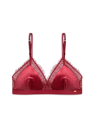 Reggiseno rosso a triangolo in morbido tessuto, con dettagli in pizzo lungo i bordi, spalline regolabili e finitura in raso. Presenta un'etichetta con logo dorato.