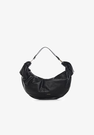 Borsa a mezzaluna in pelle nera con angoli superiori annodati e una singola tracolla, con il marchio "Coccinelle" in piccole lettere dorate.