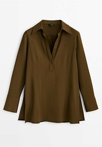 Chemise marron à manches longues en tissu lisse, dotée d'un boutonnière, d'un col pointu et d'un ourlet légèrement évasé avec des fentes latérales.