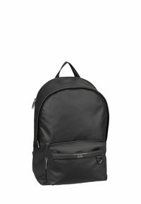 Mochila negra hecha de tejido texturizado, que cuenta con un compartimento principal con cremallera y un bolsillo frontal con un borde liso y acentos metálicos.