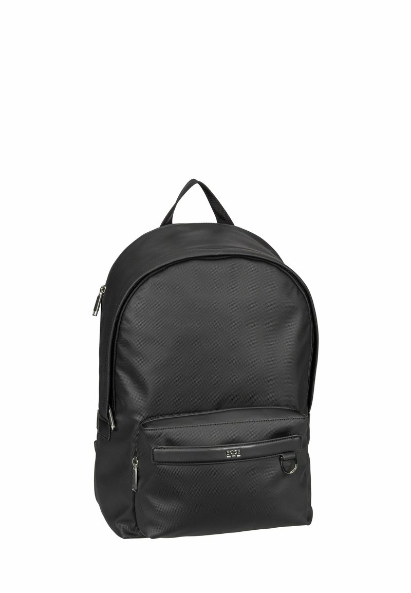 Mochila negra hecha de tejido texturizado, que cuenta con un compartimento principal con cremallera y un bolsillo frontal con un borde liso y acentos metálicos.