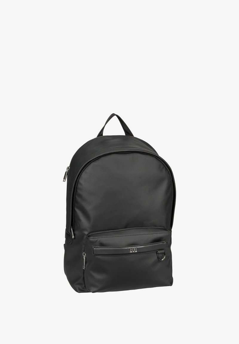 Zwarte rugzak van textuurstof, met een ritsvak in het hoofdcompartiment en een voorvak met een gladde rand en metalen accenten.
