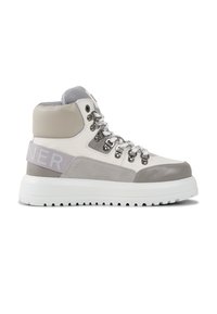 Wysokie trampki z białymi, szarymi i beżowymi panelami, metalowymi oczkami, grubą podeszwą oraz lawendowym paskiem materiału z częściowym napisem na pięcie.