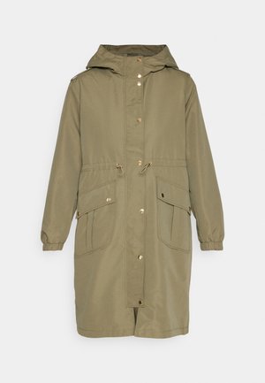 Giubbotto parka verde oliva con cappuccio, dotato di bottoni a pressione, vita con cordino e due tasche frontali. Tessuto liscio con polsini elasticizzati.