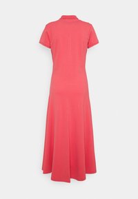 Różowa sukienka polo w kolorze koralowym z krótkimi rękawami, kołnierzykiem i rozkloszowanym dołem. Wykonana z miękkiego, gładkiego materiału o gładkiej fakturze.