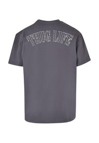 Grå t-shirt med kortærmer med "THUG LIFE" trykt med hvide bogstaver på ryggen, med rund halsudskæring og afslappet pasform.