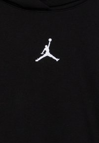 Zwarte hoodie met een witte geborduurde Jumpman-logo gecentreerd op de borst, met een soepele textuur en een klassiek sportief ontwerp.