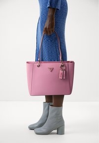 Guess NOELLE TOTE - Håndveske - pink