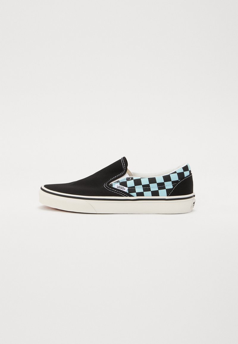 Sapatilha slip-on de tela preta com padrão de quadrados azul água no calcanhar, sola de borracha branca e detalhes em costura branca.