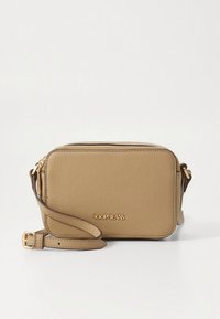 Borsa a tracolla in pelle con texture marrone chiaro, dotata di chiusura con zip e tracolla regolabile, con un logo dorato sul davanti. Forma rettangolare.