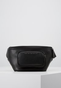 Černá kožená ledvinka s texturovaným povrchem. Obsahuje přední kapsu se zipem a stříbrný logový prvek. Zipové zapínání na vrchu.