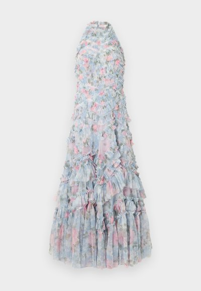 Lyseblå kjole med blomsterprint; har lagdelte flæser i pink, grøn og creme; halterneck-design, gennemsigtig tekstur.