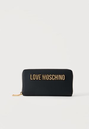 Sort lynlåslommebog med guld "LOVE MOSCHINO" bogstaver og guld lynlåstrækker på hvid baggrund.